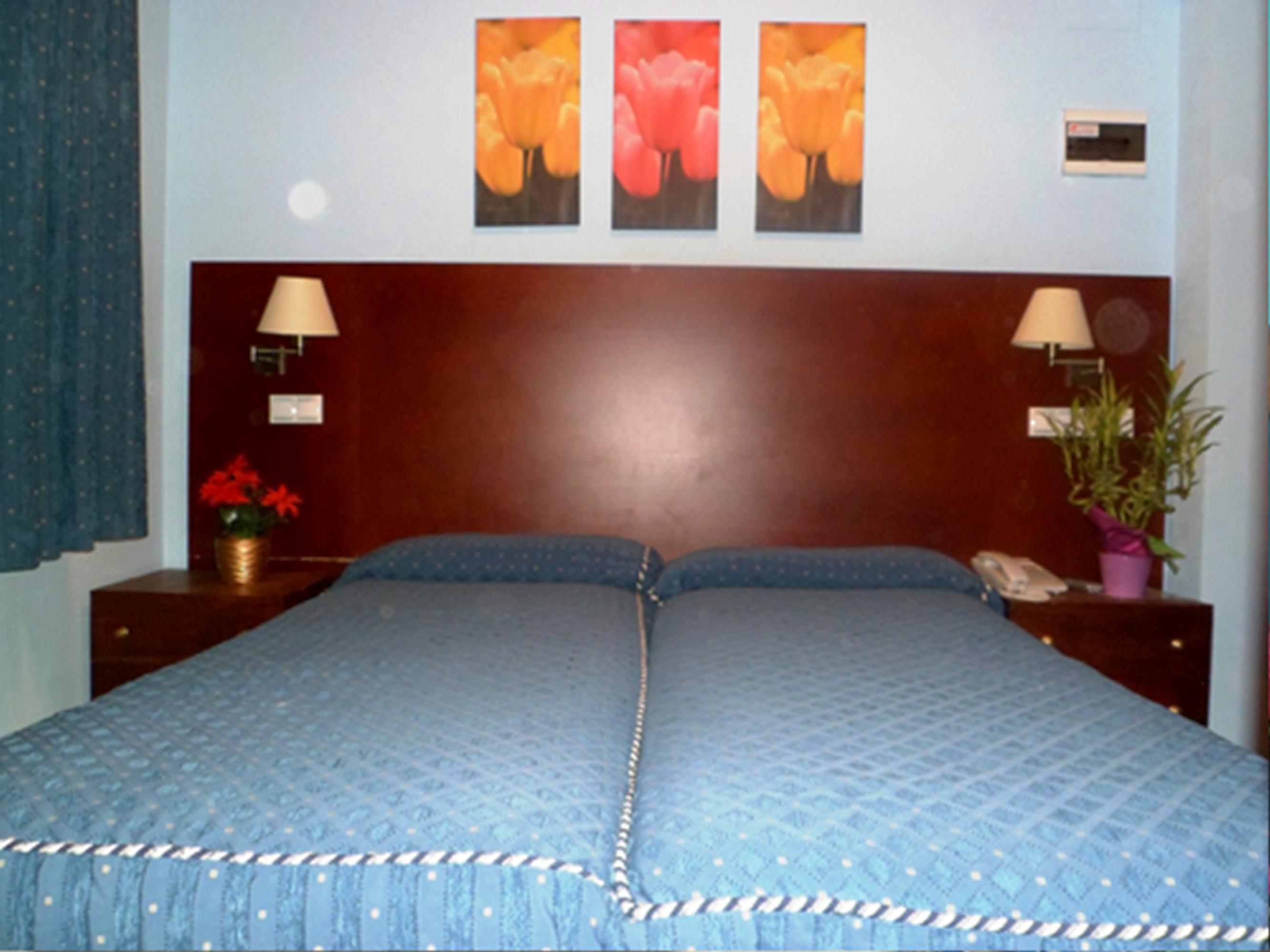 Auto Check In Hotel Las Nieves Jaca Exterior photo