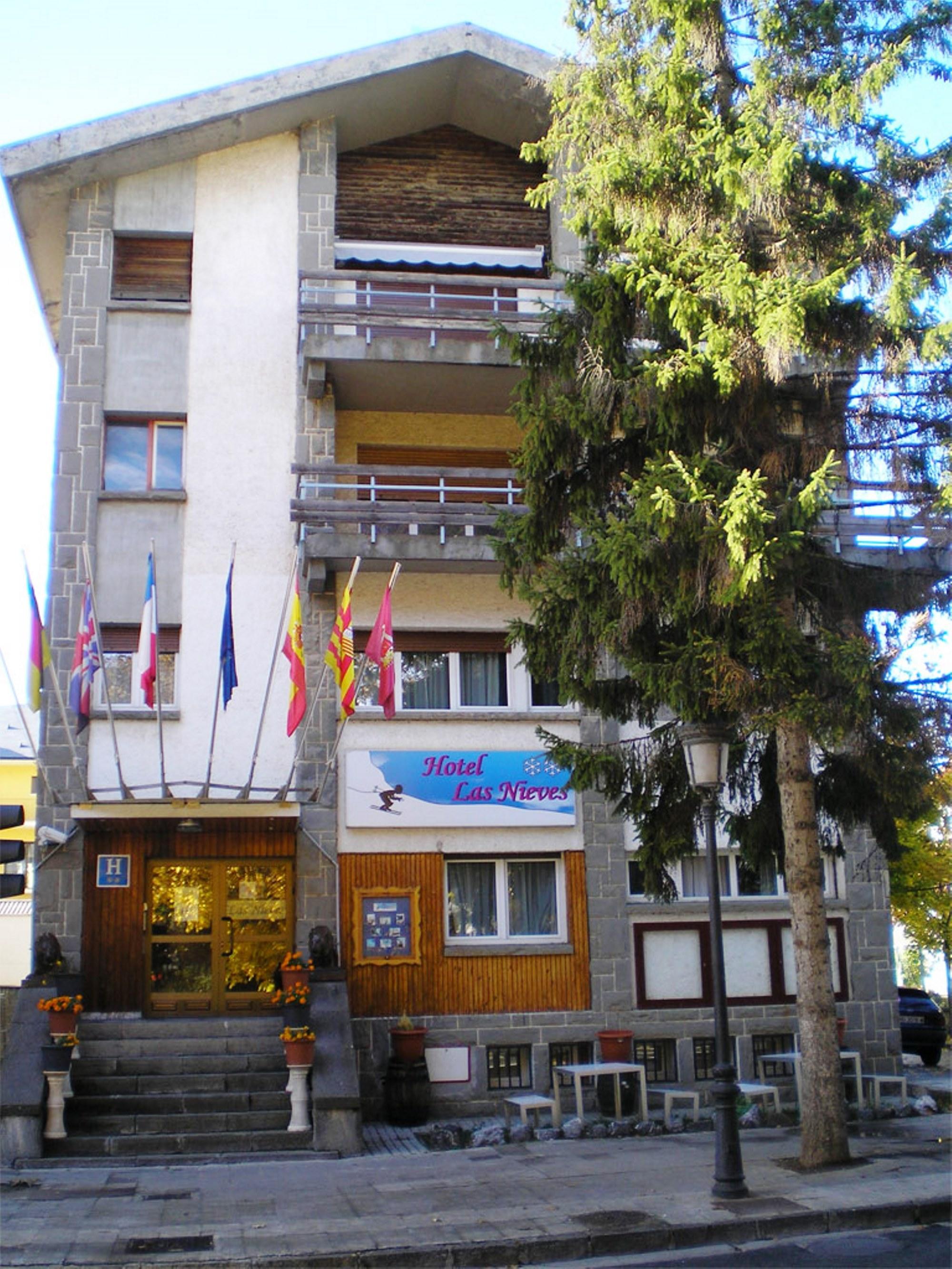 Auto Check In Hotel Las Nieves Jaca Exterior photo