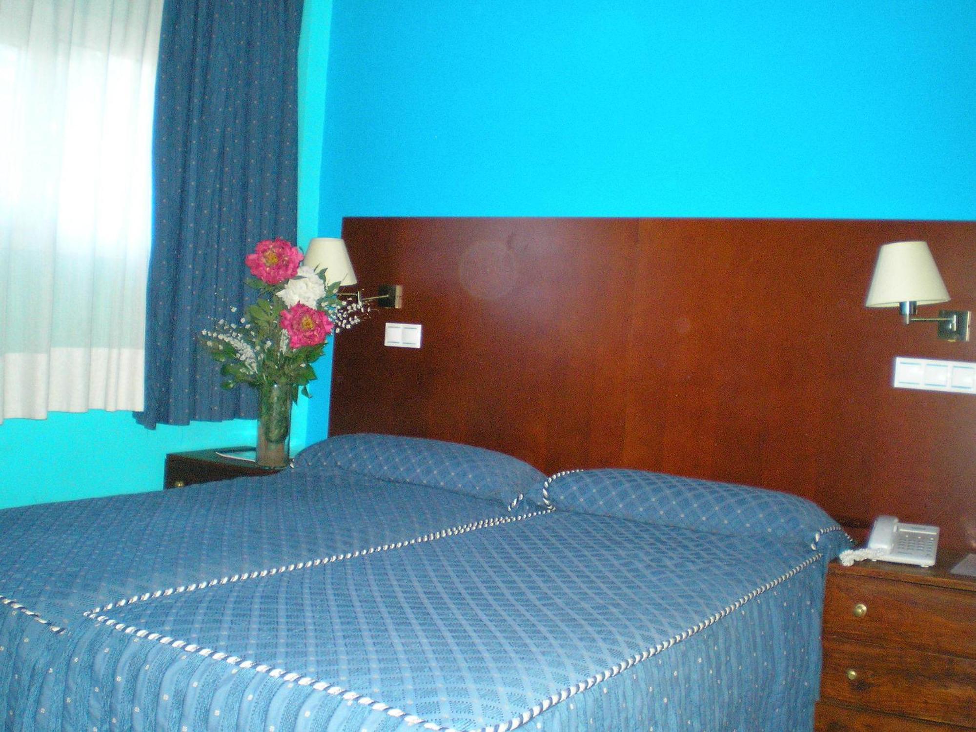 Auto Check In Hotel Las Nieves Jaca Exterior photo