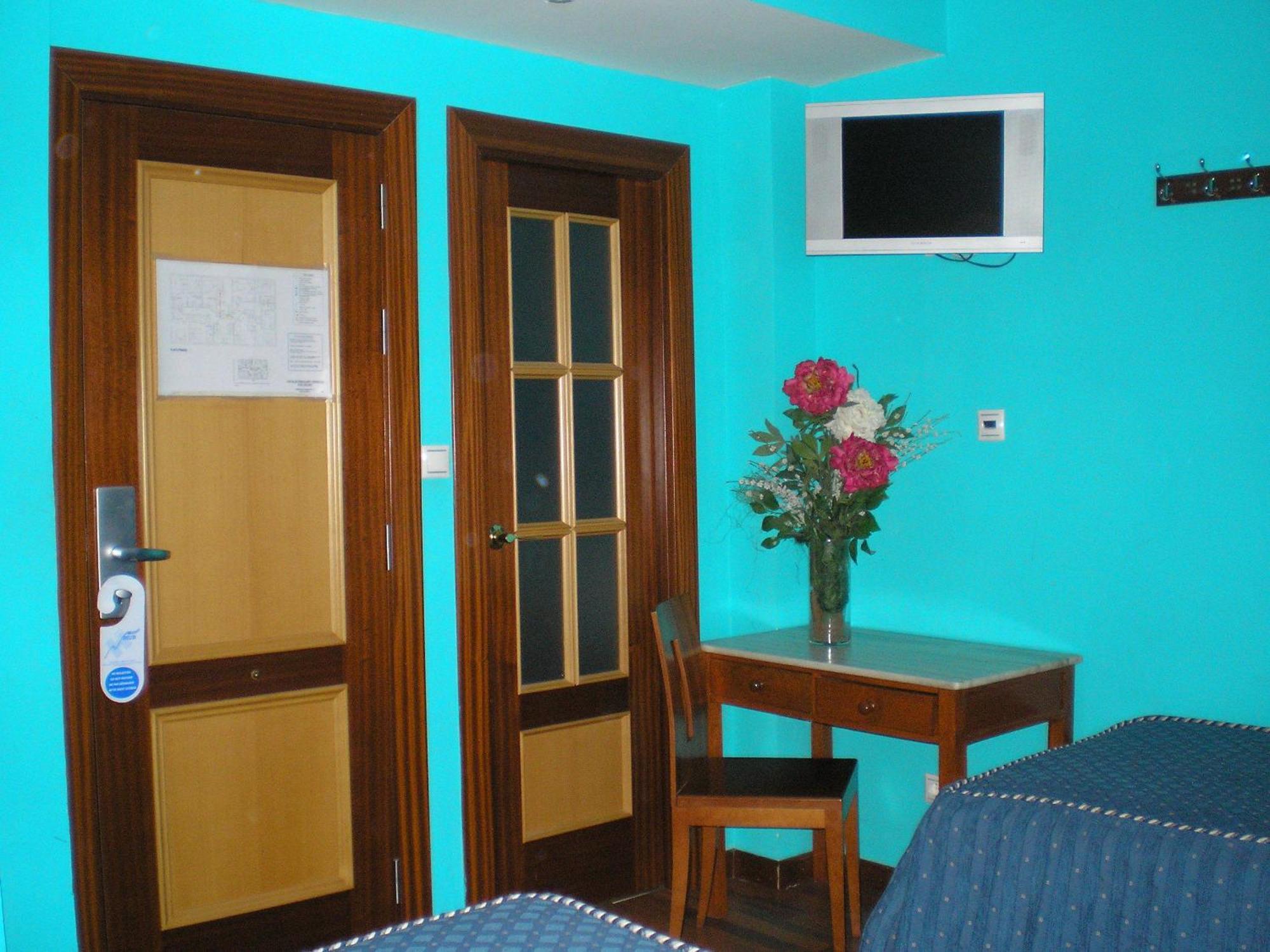 Auto Check In Hotel Las Nieves Jaca Exterior photo